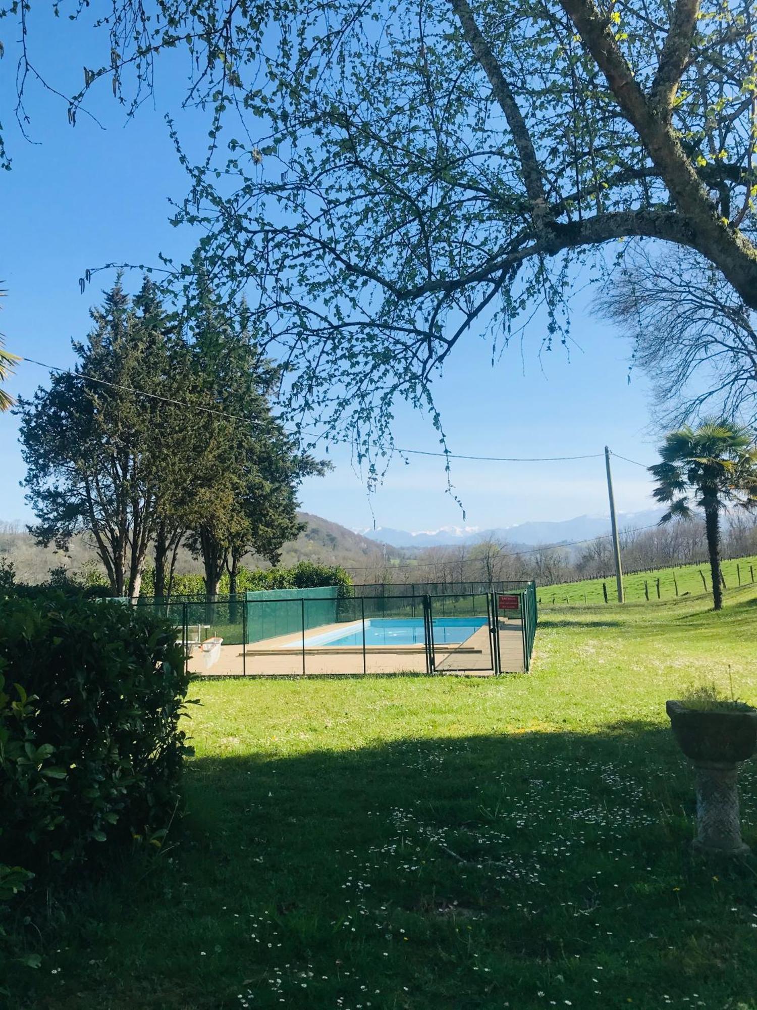 L'Oree Des Roses, Hebergement De Vacances Avec Jardin Et Piscine Gan Exterior photo