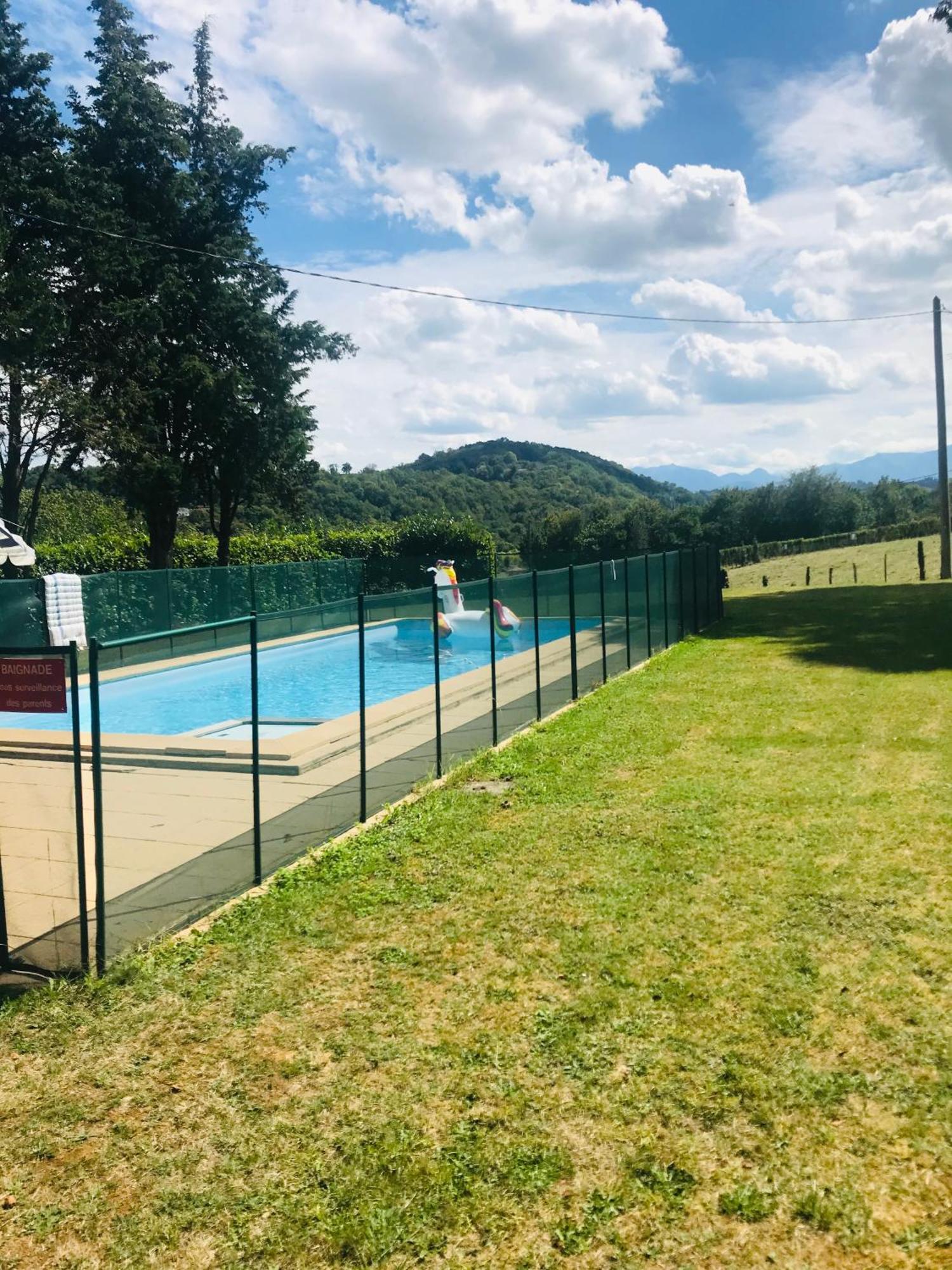 L'Oree Des Roses, Hebergement De Vacances Avec Jardin Et Piscine Gan Exterior photo